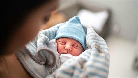 İ­n­g­i­l­t­e­r­e­­d­e­ ­İ­l­k­ ­K­e­z­ ­3­ ­E­b­e­v­e­y­n­e­ ­S­a­h­i­p­ ­B­i­r­ ­B­e­b­e­k­ ­D­ü­n­y­a­y­a­ ­G­e­l­d­i­!­